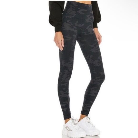 Spanx NWT Look at me now leggings in camo size small - Picture 2 of 8
